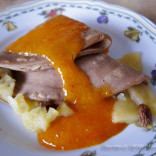 Crepe di castagne in salsa raw di cachi